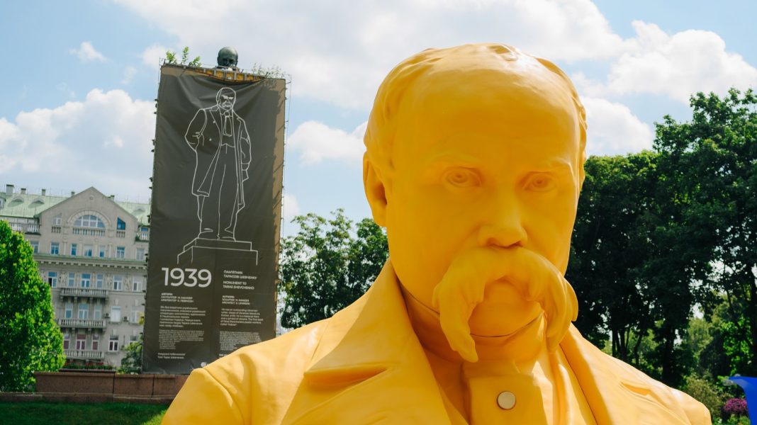 У центрі Києва встановили пʼятиметровий бюст Тараса Шевченка. Фото: Дан Балашов для Ukraine WOW