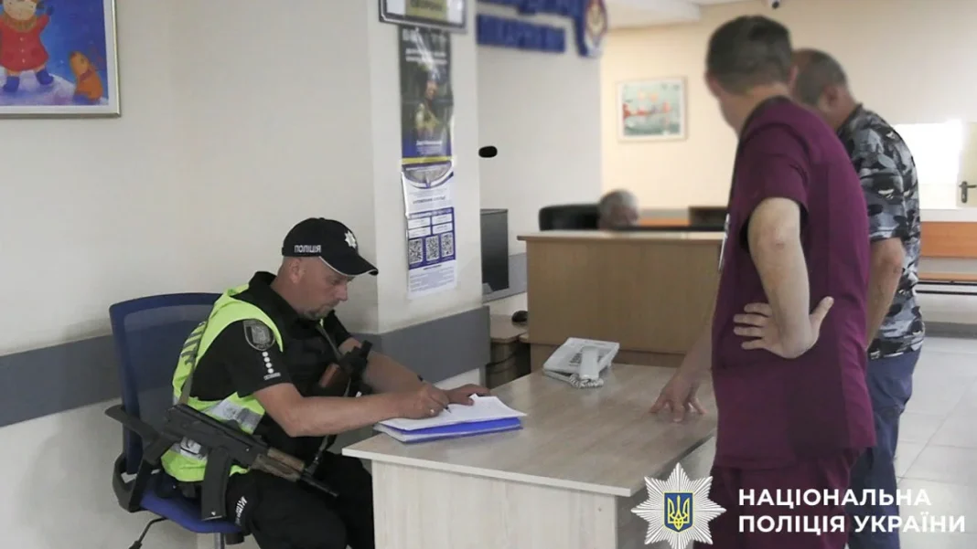 Поліція у лікарні, де померла дитина. Фото: Нацполіція