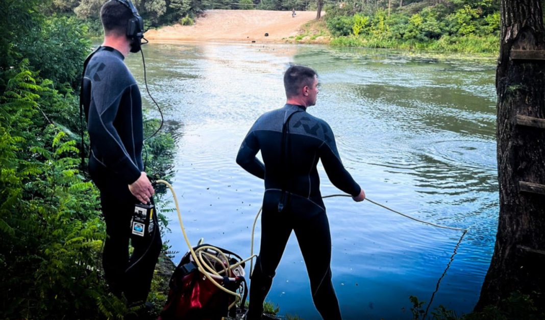 Юнаки розважалися у воді. Фото: ДСНС