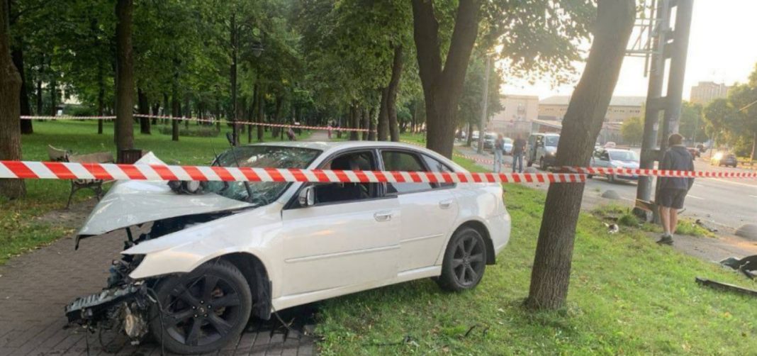 Водій влетів у дерево. Фото: поліція