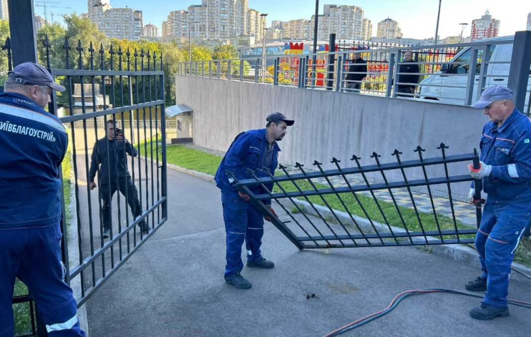 Паркан демонтували. Фото: Михайло Буділов