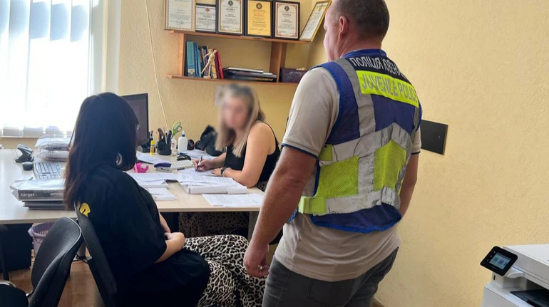 Допит підозрюваної. Фото: Нацполіція