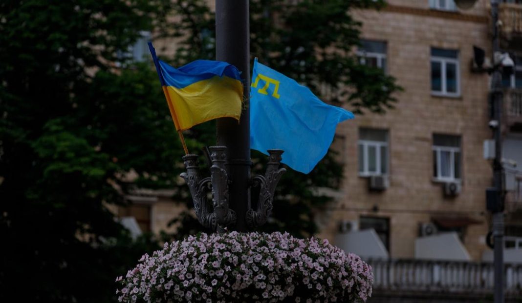 Прапор України та прапор кримських татар. Фото: КМДА