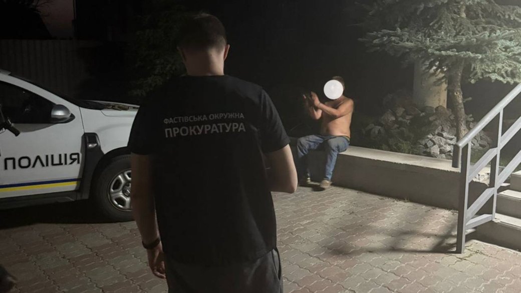 Правоохоронці затримали підозрюваного. Фото: Київська обласна прокуратура