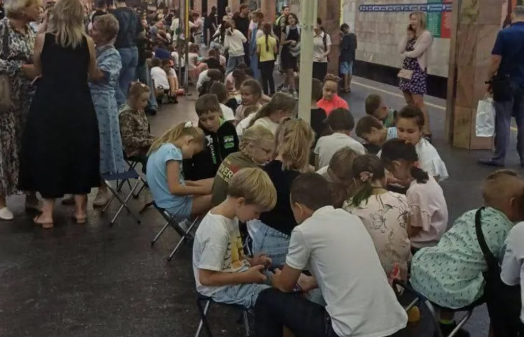 Діти та школярі у метро. Фото: соцмережі