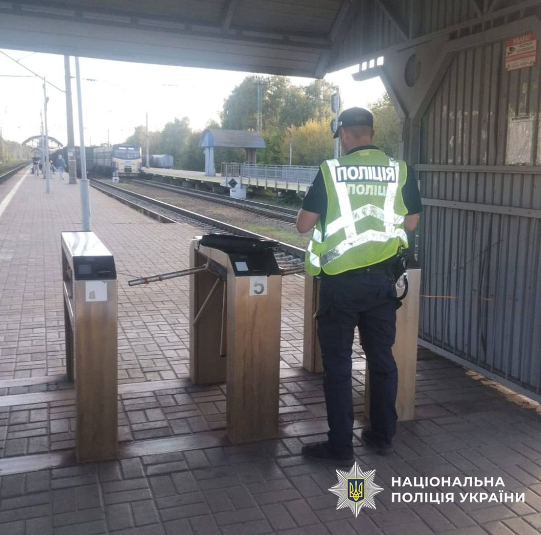 Працівник поліції на станції 