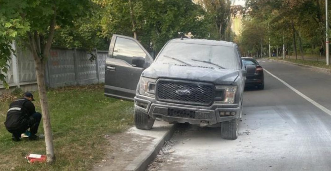 Киянин підпалив авто. Фото: поліція