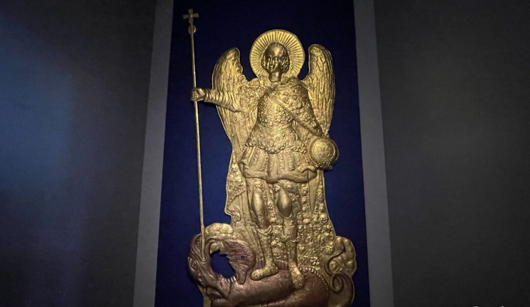 Старовинний барельєф Архистратига Михаїла в експозиції музею. Фото: Тетяна Асадчева
