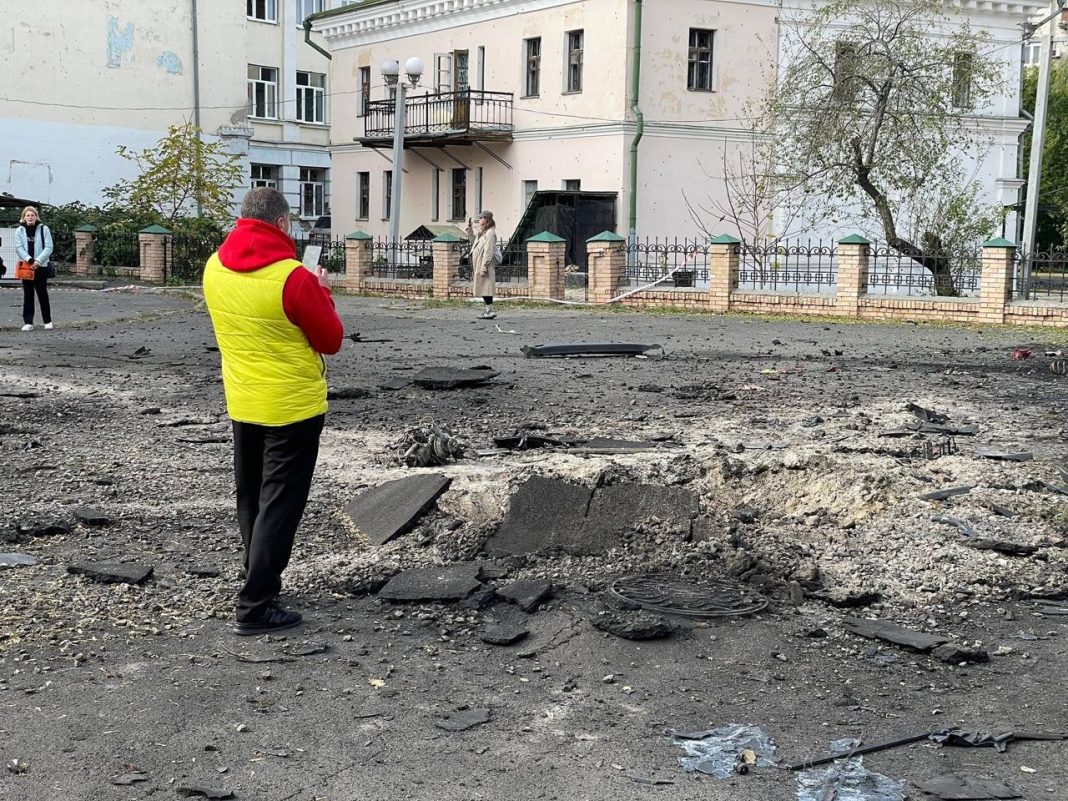 Вирва біля Музею гетьманства на Подолі. Фото: Роман Маленков