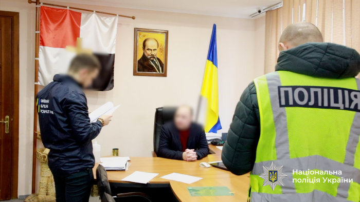 Правоохоронці в кабінеті мера Вишгорода Олексія Момота. Фото: Нацполіція