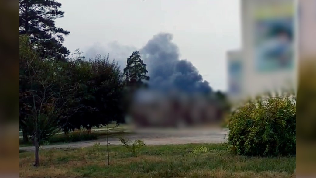 Стовп диму після російського удару у Славутичі. Фото: Юрій Фомічев