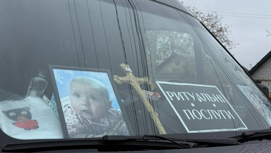 Прощання з загиблими під час російської атаки 22 жовтня на Погреби. Київська область, 24 жовтня 2025 року. Фото: Суспільне