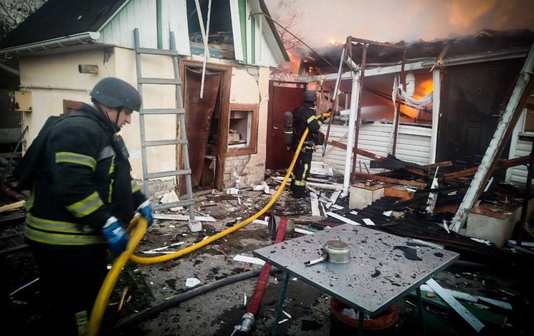 Наслідки російського обстрілу на Київщині в ніч на 22 жовтня 2025 року. Фото: ДСНС Київщини