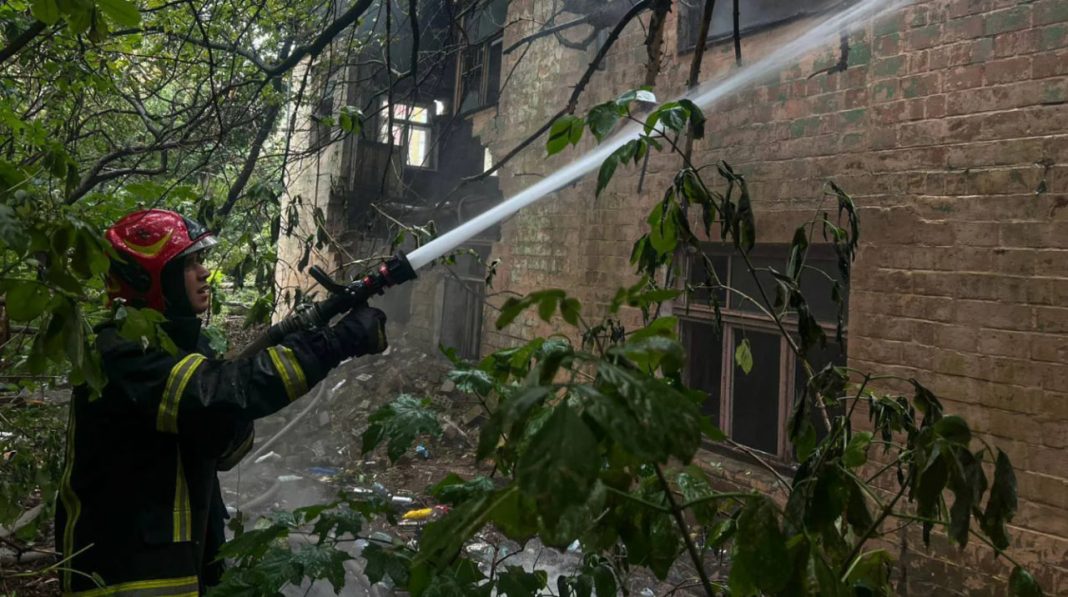 Займання ліквідовують ДСНСники. Фото: ДСНС Києва