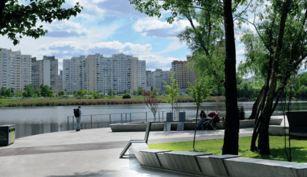 Лебедине озеро у Києві. Фото: L&A