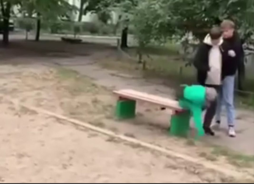 Підлітки б'ють хлопця. Фото: скриншот з відео
