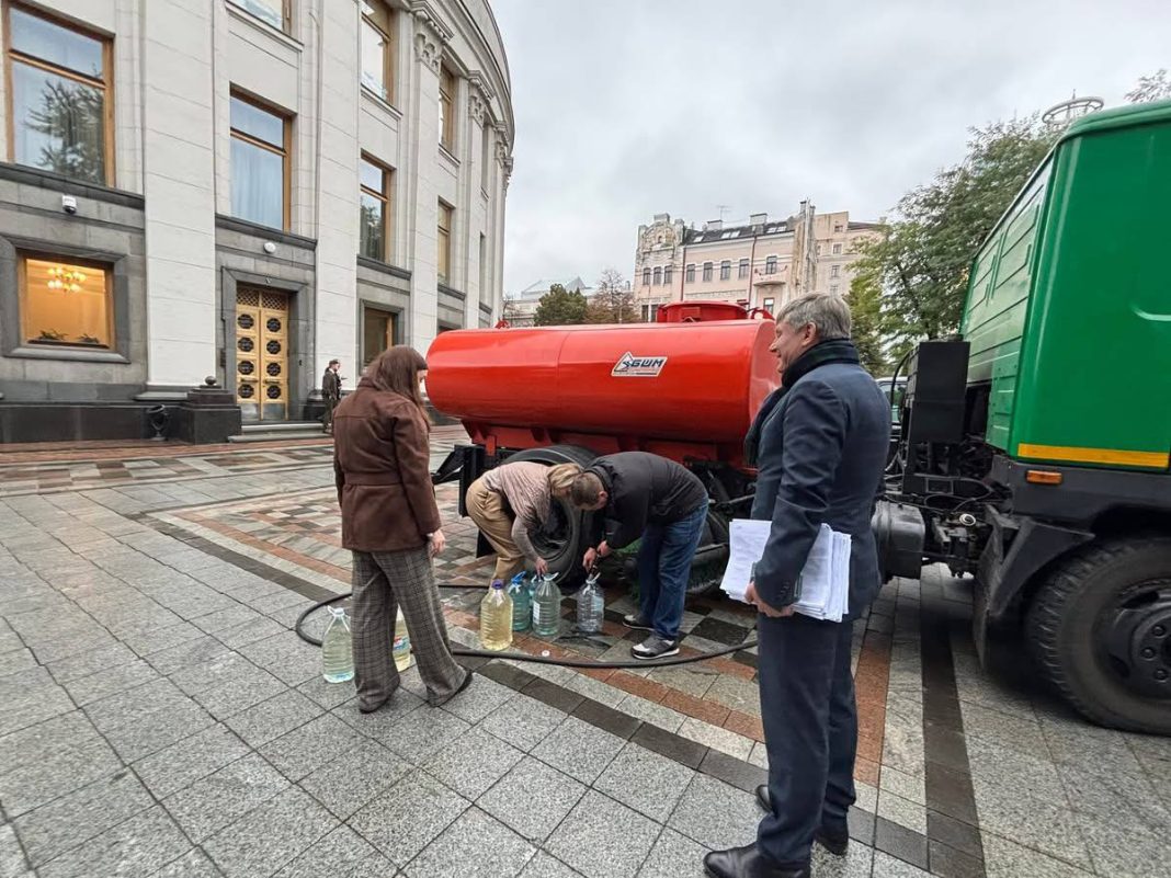 Технічна вода, яку привезли до ВР, після нічних обстрілів з боку РФ. Фото: Ірина Геращенко