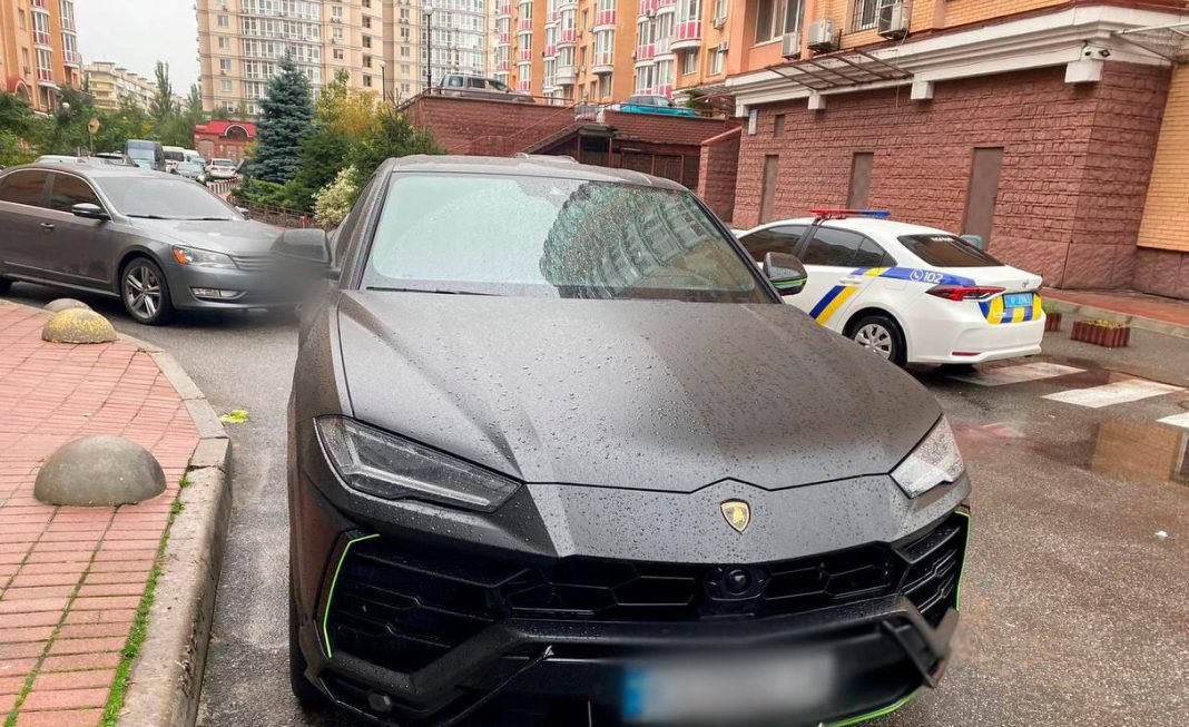 Тіло чоловіка виявили в авто. Фото: поліція