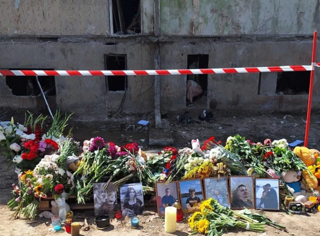 Квіти біля зруйнованої багатоповерхівки. Фото: Громадське