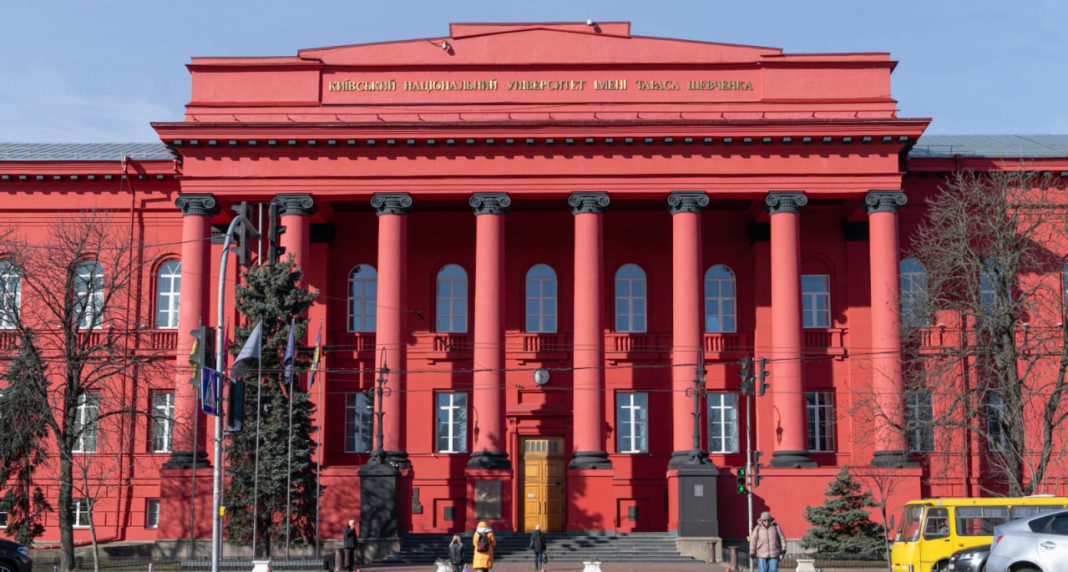 Одна з екскурсії веде до КНУ імені Т.Шевченка. Фото: КМДА