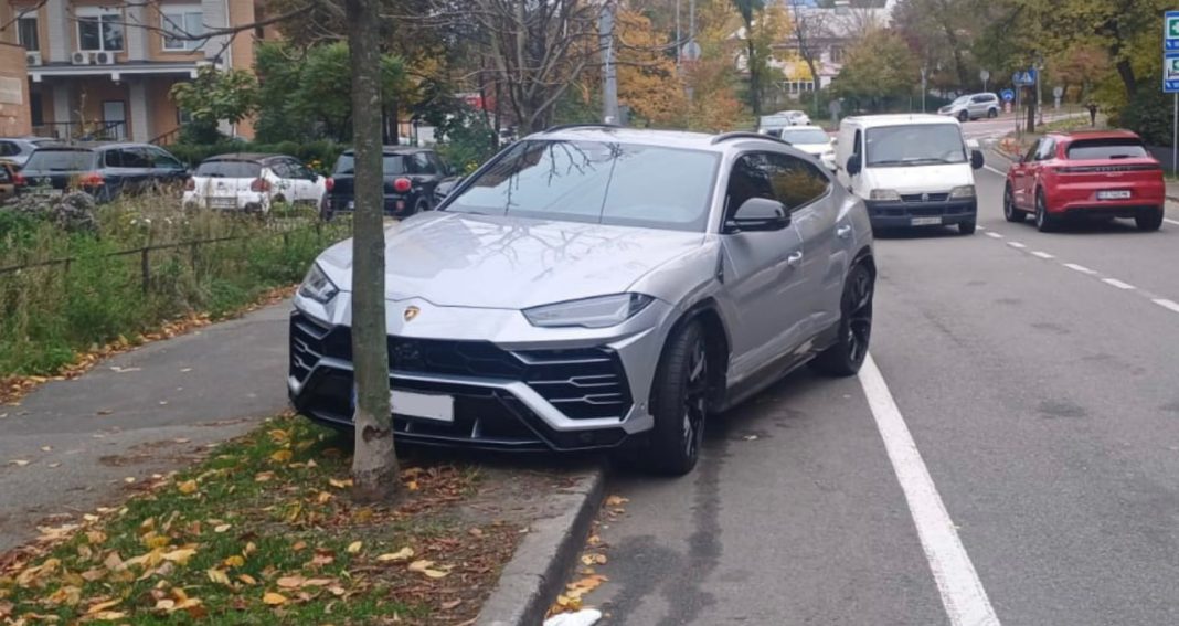 Lamborghini Urus на зеленій зоні. Фото: КМДА