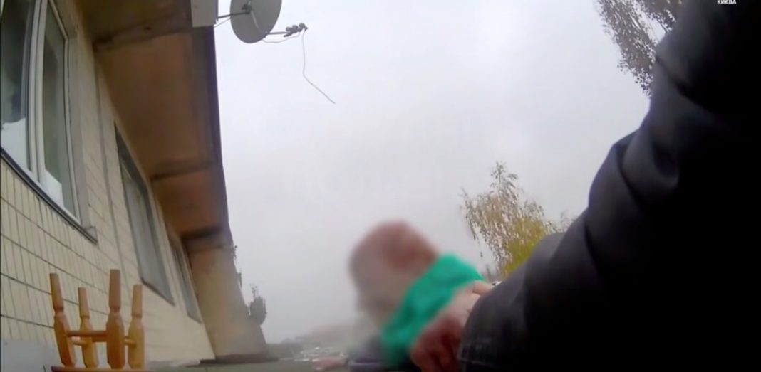 Жінка знаходилася на даху. Фото: скриншот з відео поліції