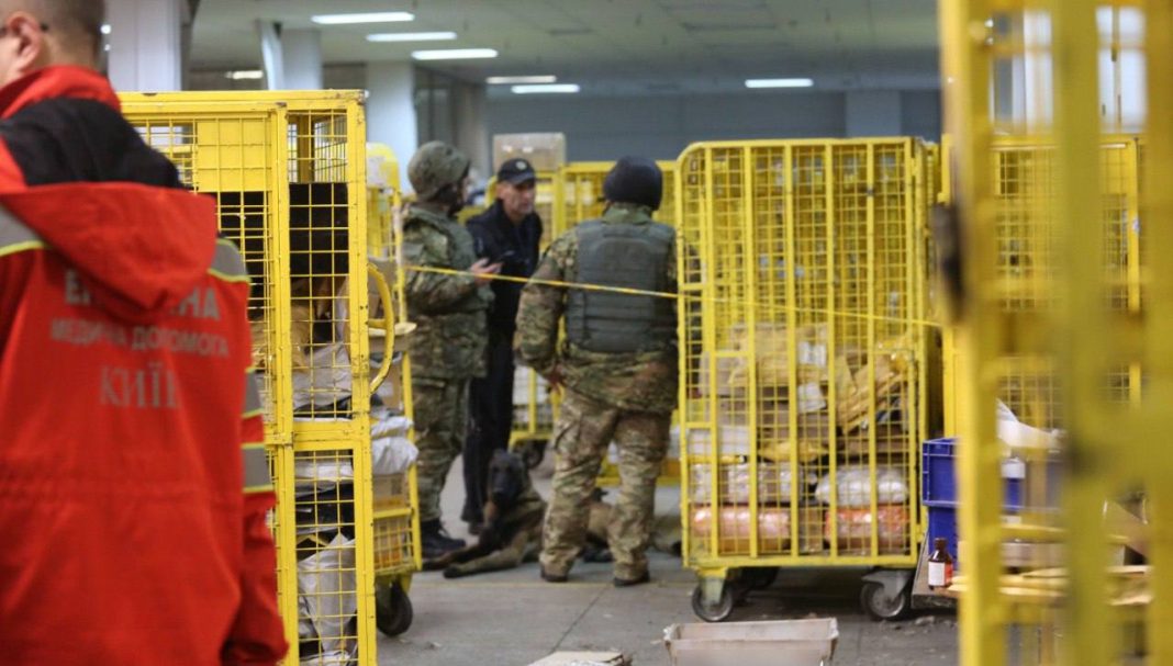 Правоохоронці працюють на місці вибуху. Фото: поліція