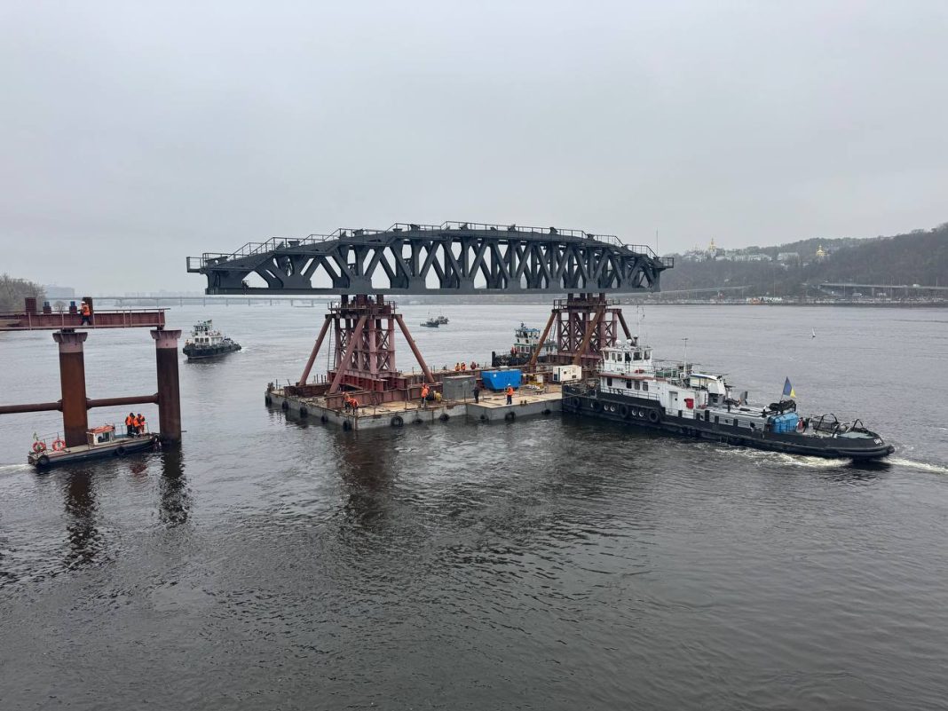 Під мостом Метро встановлюють опорні арки. Фото: КМДА