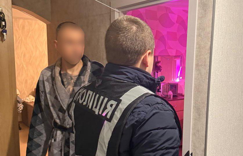 Вручення підозр. Фото: поліція