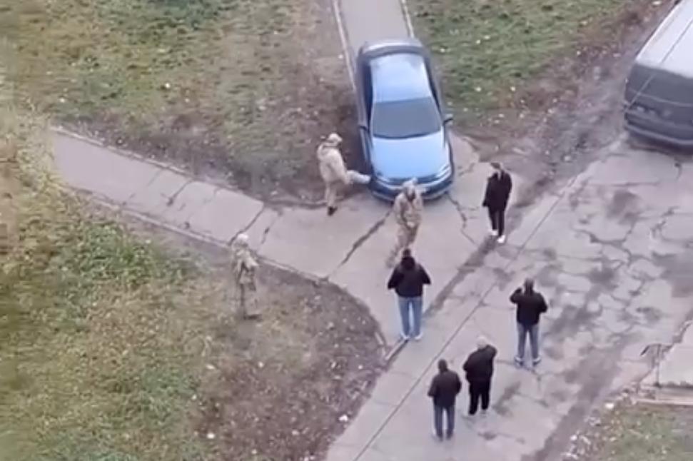 Співробітник ТЦК бʼє ногою машину. Фото: скриншот з відео користувача 