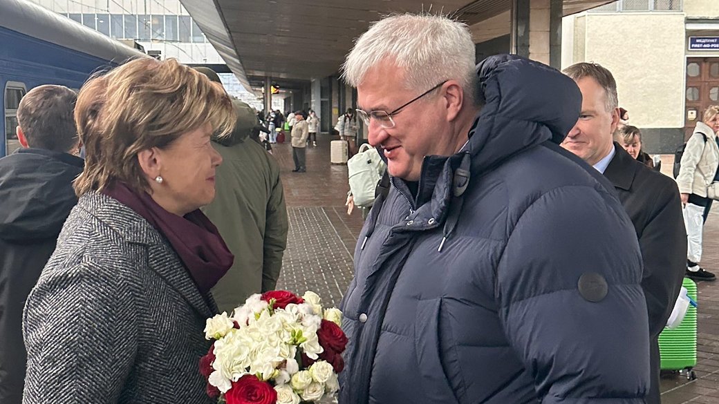 Міністр закордонних справ України Андрій Сибіга зустрічає свою латвійську колегу Байбу Браже на залізничному вокзалі в Києві, 26 листопада. Фото: Baiba Braže