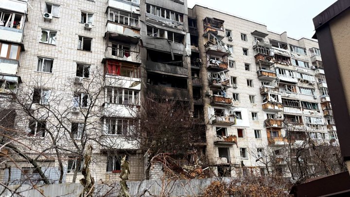 Будинок, в якому виникла пожежа внаслідок дронової атаки РФ. Вишгород, Київська область,30 листопада. Фото: Суспільне Новини/Станіслав Свирид
