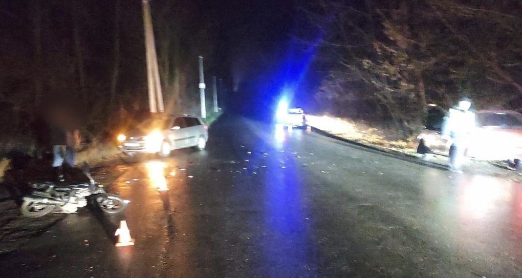 Місце аварії за участю автомобіля та мотоцикла. Фото: поліція Київщини