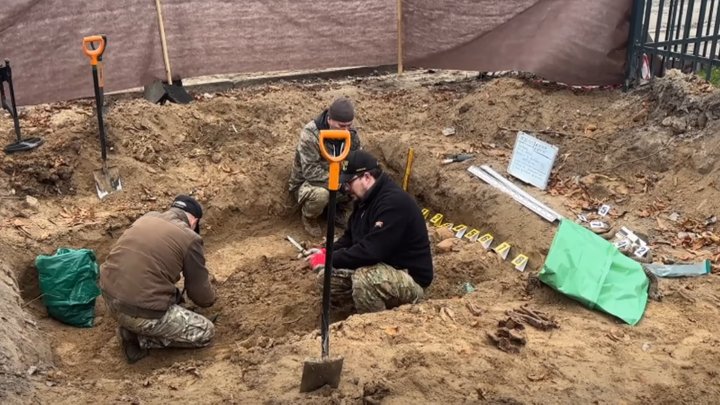 На Київщині розкопали братську могилу часів Другої світової війни. Фото: скриншот з відео Великодимерської селищної ради