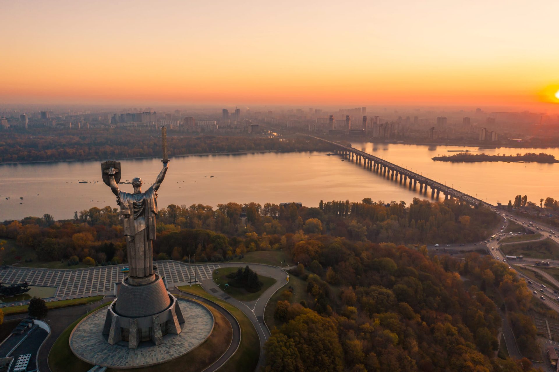 Київ, осінь, Батьківщина-мати