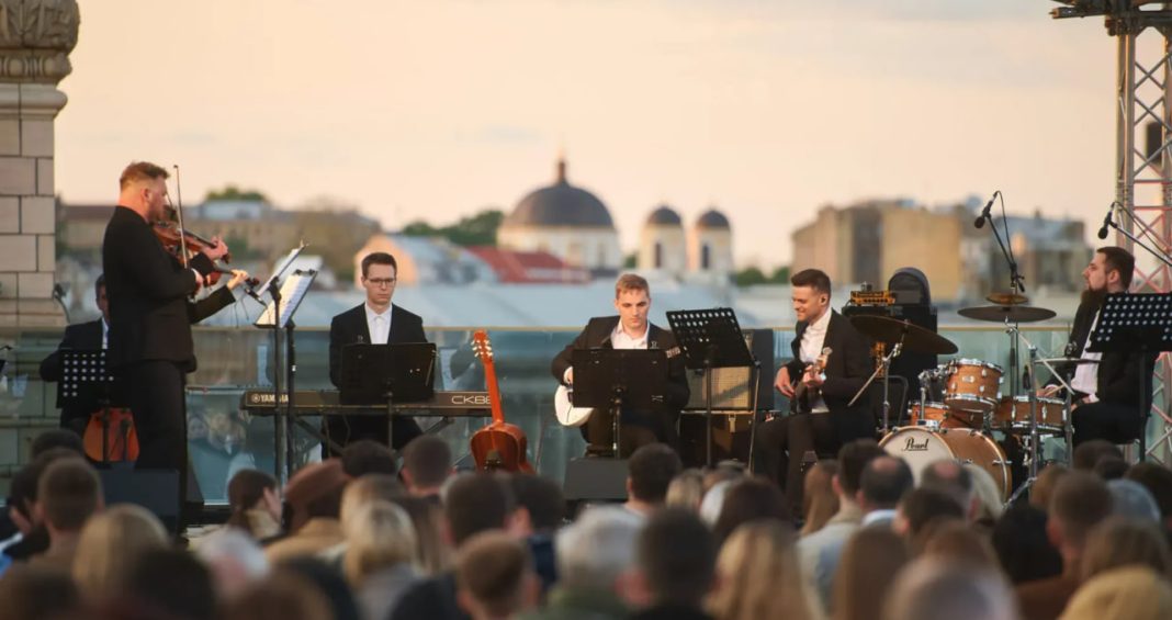 Музика на даху у Києві. Фото: ЦУМ