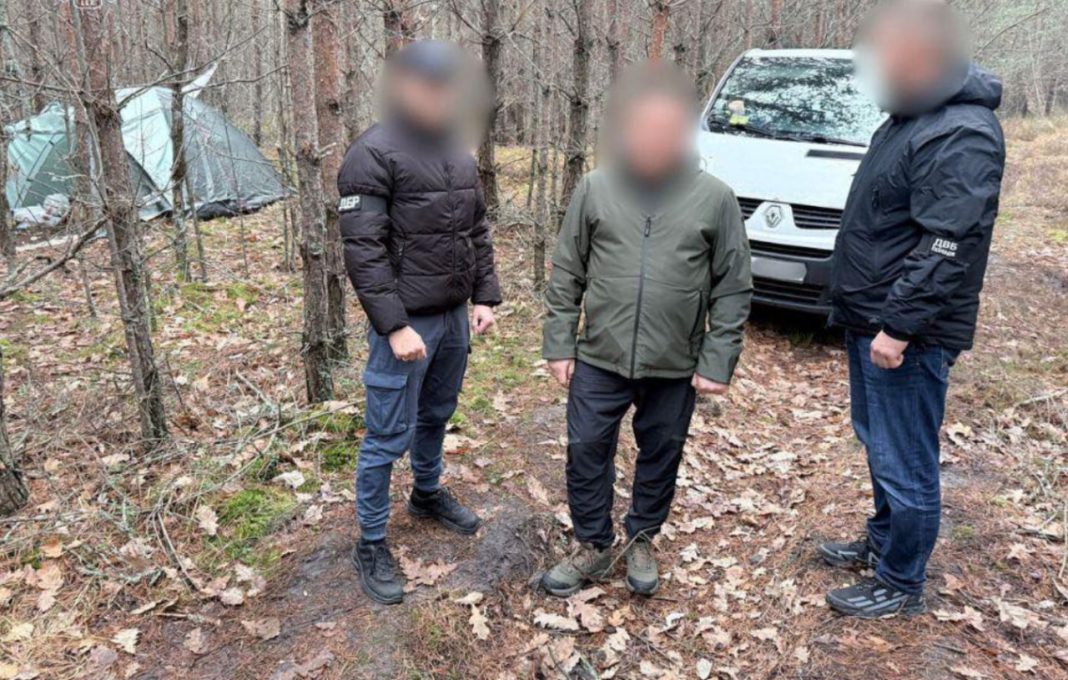 Правоохоронці на місці перебування службовця. Фото: Офіс генпрокурора