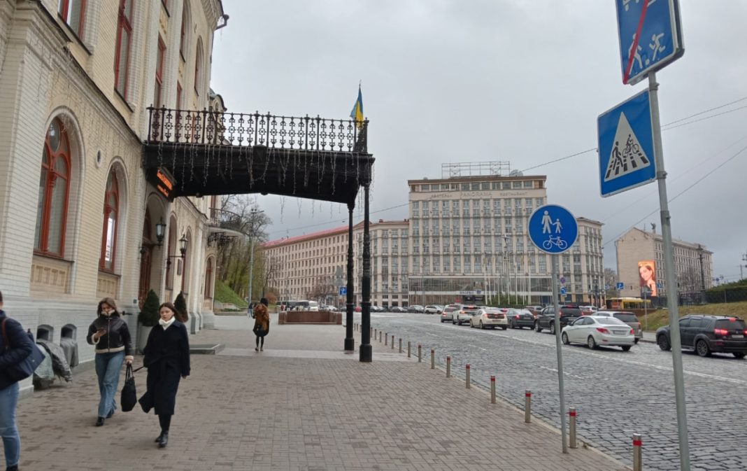 Простір біля філармонії. Фото: Михайло Швед