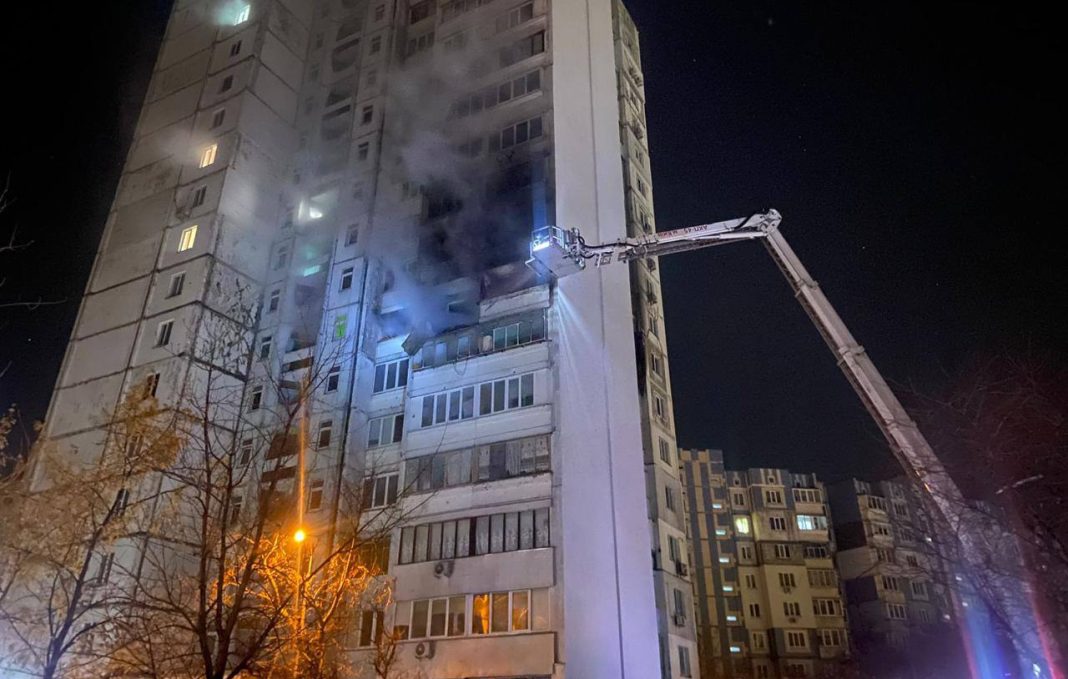 Київ внаслідок атаки РФ. Фото: ДСНС