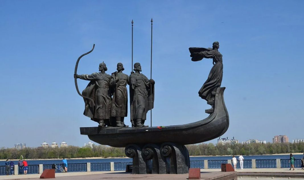 Пам'ятник засновникам Києва. Фото: Вікіпедія