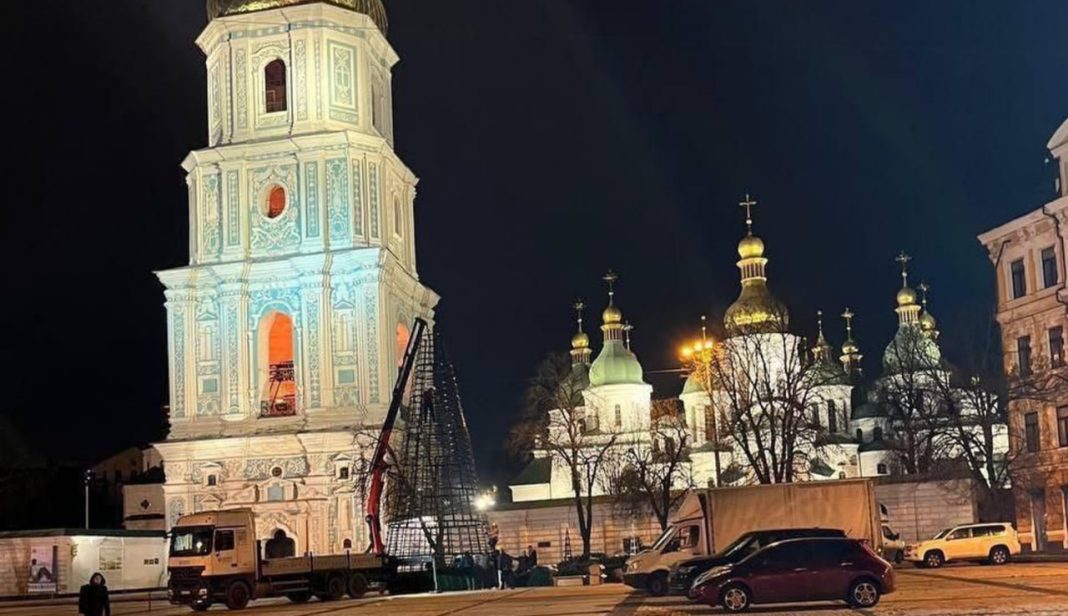 Монтаж ялинки. Фото: соцмережі