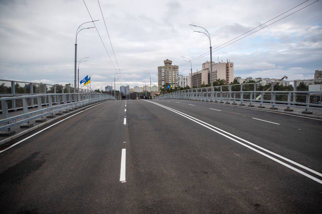 Міст поблизу станції метро 