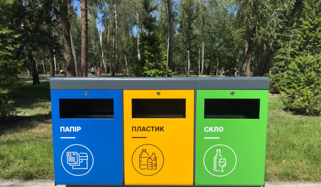 Контейнери для сміття. Фото: Вікіпедія