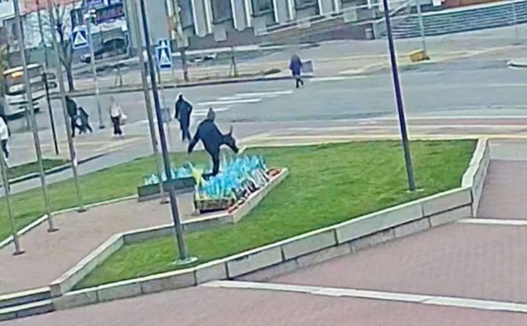 Вандал потрапив на камеру відеоспостереження. Фото: Нацполіція