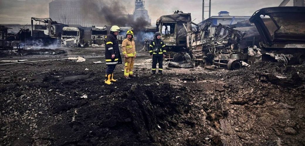 Рятувальники на місці російського удару. Київська область, 27 грудня 2025 року. Фото: ДСНС Київщини