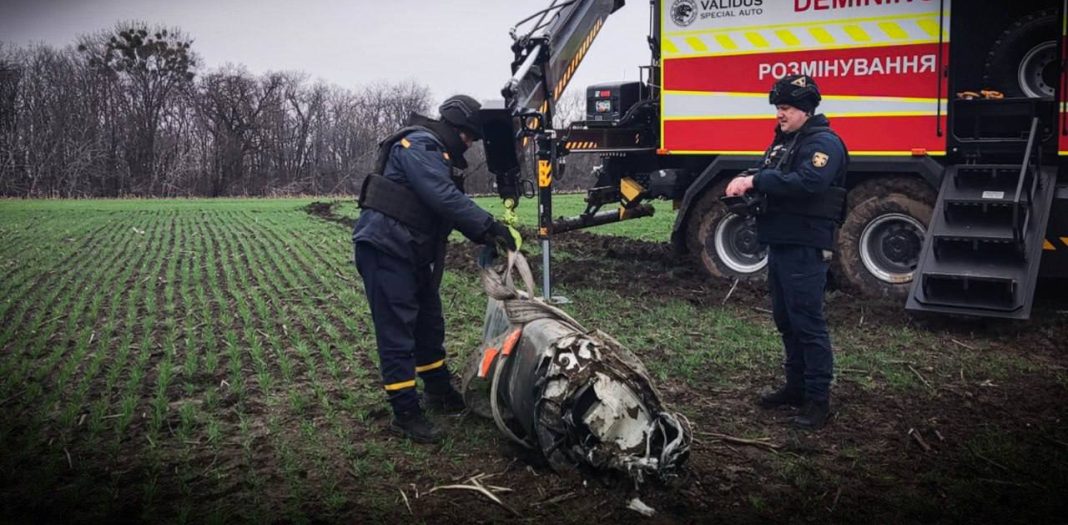 На Київщині сапери знешкодили бойову частину ракети РФ. Фото: ДСНС Київщини