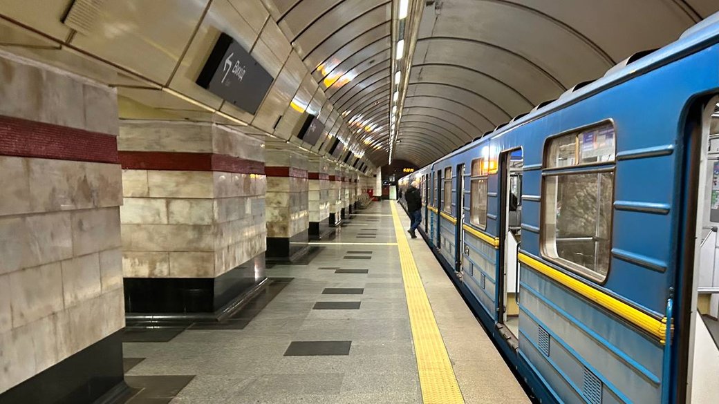 Вагон метро на станції 