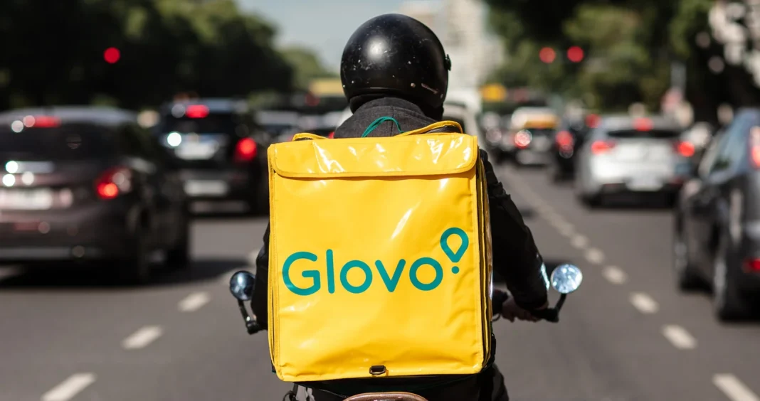 Кур'єр Glovo. Фото: Bazilik Media