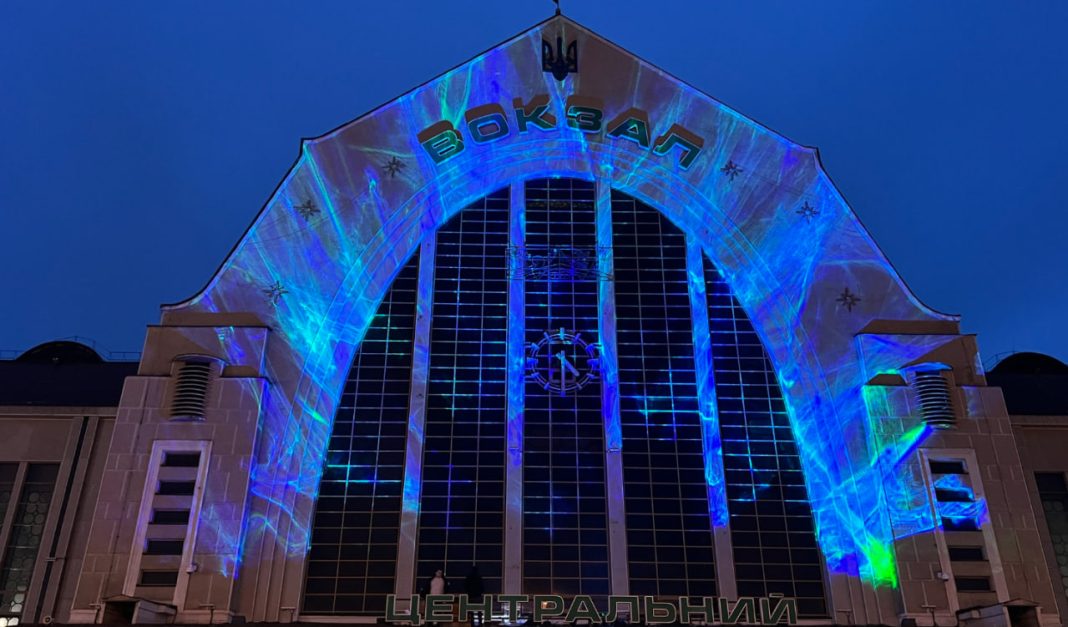 Підсвітка вокзалу. Фото: Укрзалізниця