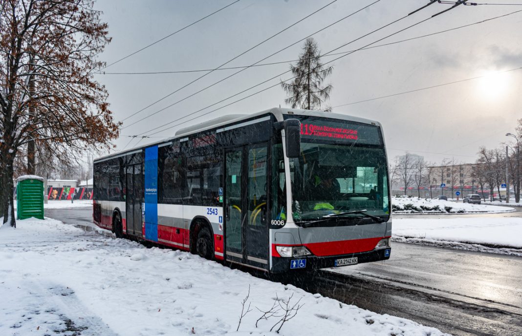 Гуманітарний автобус на дорогах Києва. Фото: alltransua